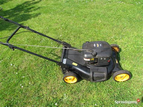 Tematické foto benzínovej rotačnej kosačky Partner P53 pri kosení trávy