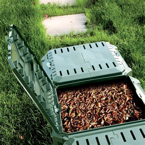 Schéma záhrady s vyznačeným ideálnym miestom pre kompostér v polotieni a s prístupovou cestou pre fúrik.