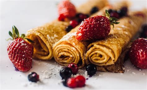 Hotové palacinky na tanieri s ovocím a šľahačkou