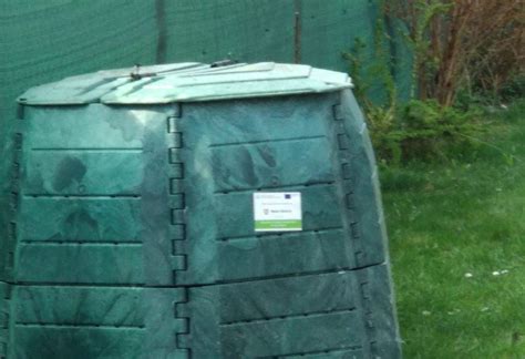 Ilustračná fotografia rôznych typov plastových kompostérov v záhradnom prostredí