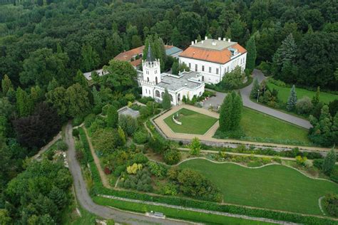 Tematické foto: Pohľad na Ambrózyho kaštieľ v Arboréte Mlyňany s charakteristickou vežou