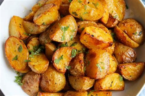 infografika s minerálmi v banánovej šupke a ich účinkami na rastliny