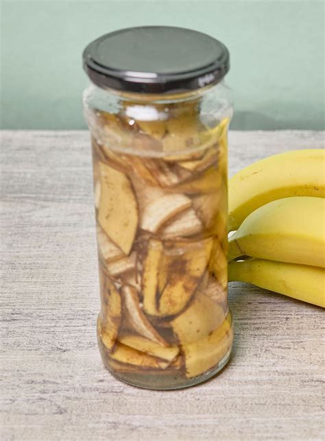 fotografia varenia banánových šupiek v hrnci