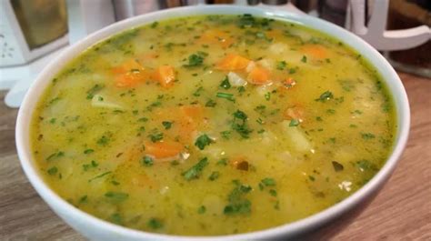 Rôzne jedlá pripravené so stonkovým zelerom (šalát, polievka, snack s dipom)