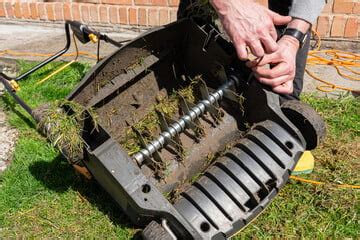 Detail vertikutátora odstraňujúceho mach a plsť z trávnika
