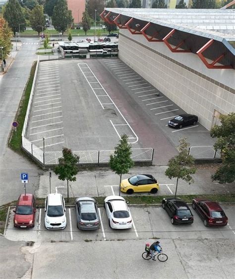 Fotografia: Parkovisko pri chate v letnom období a snehový skúter prevážajúci batožinu v zime