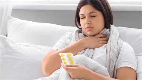 ilustračné foto: listy mangovníka s príznakmi antraknózy