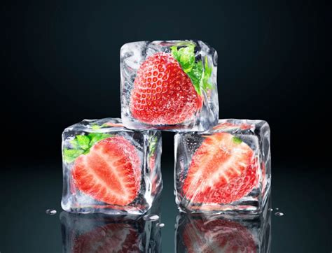 Fotografia zmrazenej bazalky v ľadových kockách