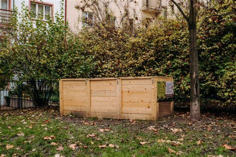 Ukážka ideálneho miesta pre kompostér na záhrade v polotieni.