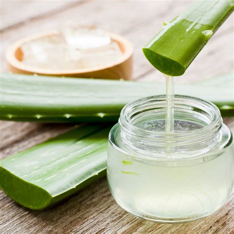 Tematické foto: Gél z Aloe Vera aplikovaný na pokožku