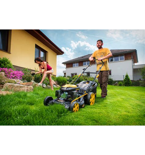 Tematické foto benzínovej kosačky Riwall PRO RPM 5135 v akcii na trávniku