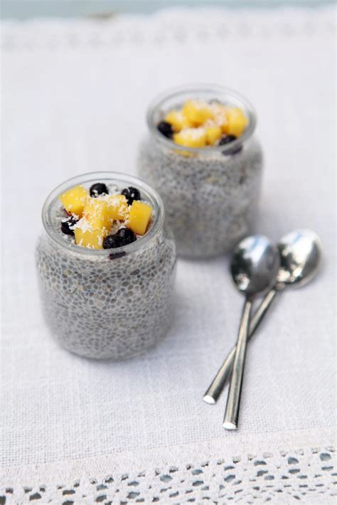 Tematická fotografia chia semienok v miske a šálky s chia pudingom