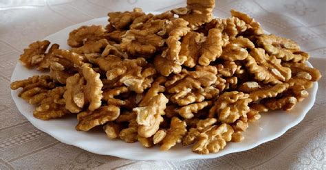 Vizualizácia rôznych metód skladovania vlašských orechov: v škrupinách, lúpané v pohároch, v mrazničke