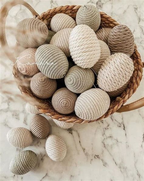 Detailná fotografia bielych vajíčok Neritín na kameni