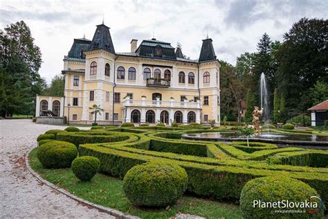 historický park alebo kaštieľ s upraveným trávnikom