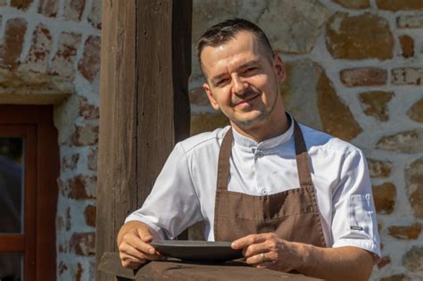 Jozef Breza pri príprave jedla alebo pri pikniku v prírode