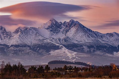 Panoramatický záber na Vysoké Tatry, s popredím s reštauráciou alebo terasou s jedlom