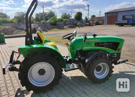 Tematické foto: malotraktor s riadkovačom v akcii