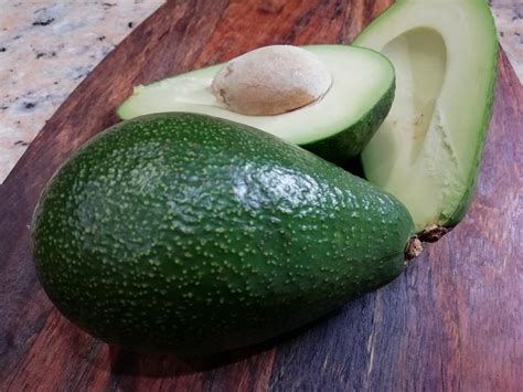 Tematické foto zrelého avokáda s kôstkou