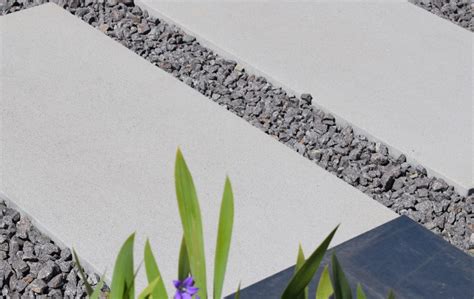 Porovnanie mulčovacej kôry a kamenného mulču v záhradnom dizajne