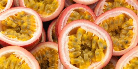 Rozrezaný plod marakuje s dužinou a semienkami