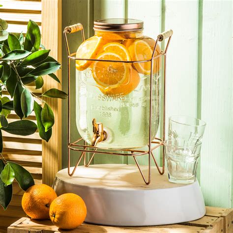 Sklenená nádoba s odrezkami jazmínu zakoreňujúcimi vo vode s viditeľnými bielymi korienkami