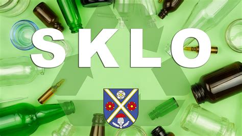 Zber datlí v sieťových vreciach na palme