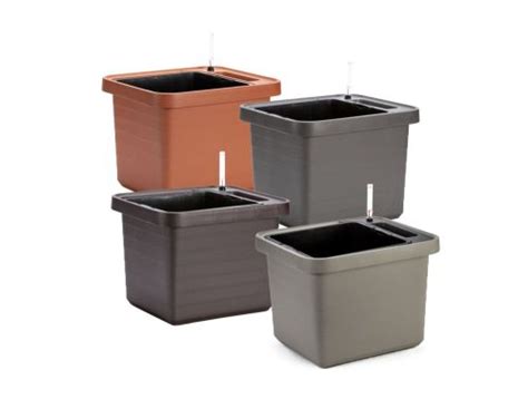 Rôzne farebné varianty a veľkosti samozavlažovacích kvetináčov Plastia Berberis