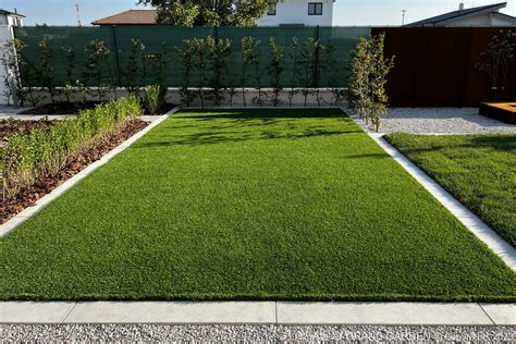ilustrácia bezúdržbovej zelenej záhrady s umelým trávnikom v rôznych ročných obdobiach