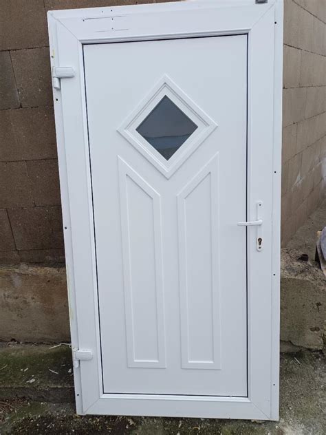 Detailný pohľad na použité plastové dvere záhradného domčeka