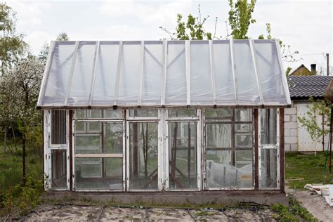 Ilustračné foto skleníka postaveného zo starých okien