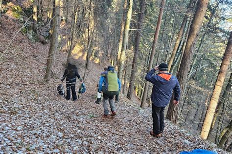 Turisti v lese rešpektujúci prírodu