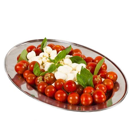 Obrázok šalátu Caprese na tanieri s čerstvou bazalkou a olivovým olejom