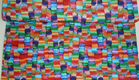 farebná mozaika rôznych kultivarov plnokvetých sedmokrások