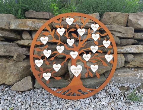 Drevený dekoratívny Strom života s vyrytými menami