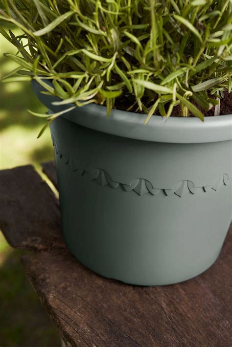 Kvetináč s drenážnymi otvormi a vrstvou keramzitu