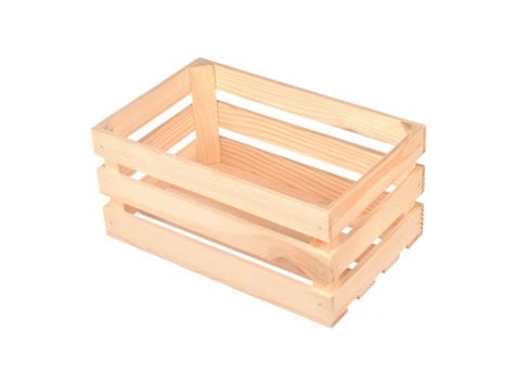 drevené debničky so zemiakmi v tmavej, chladnej pivnici