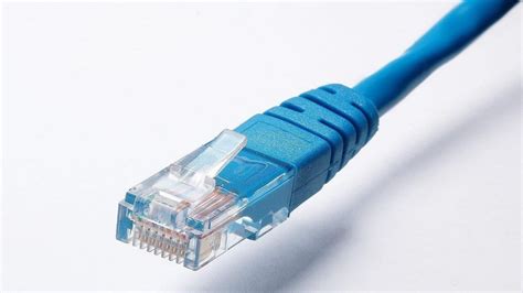 Ilustrácia rôznych typov ethernetových káblov a konektorov RJ45