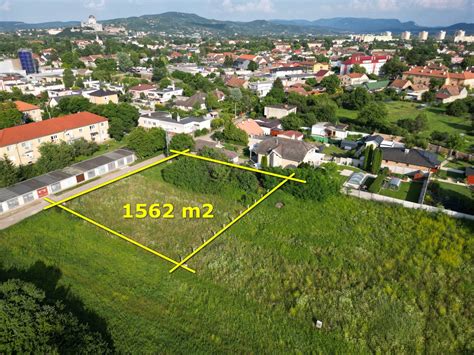 kombinované foto rôznych typov pozemkov (pole, les, stavebný pozemok)