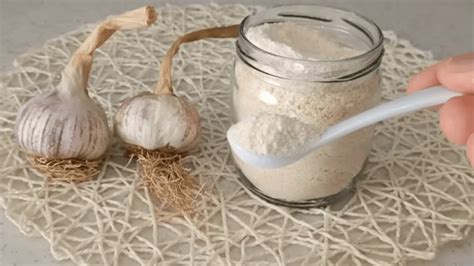 Ilustrácia správneho skladovania cesnaku v papierovom vrecku