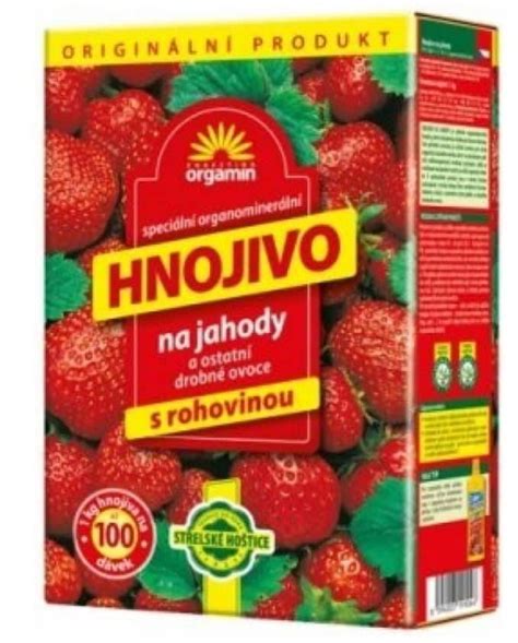 Ukážka rôznych typov hnojív na jahody (granulované, práškové, tekuté)