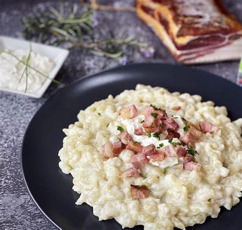 Ilustrácia surovín na halušky a procesu ich formovania