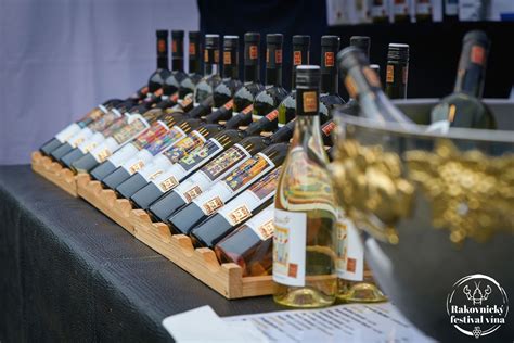 Infografika porovnávajúca globálnu produkciu a spotrebu vína v rokoch 2022 a 2023