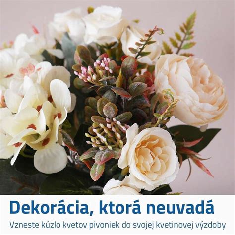 ukážka dekoračných predmetov ako sú sviečky a umelé kvety