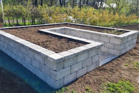 Ukážka rôznych materiálov používaných na stavbu vyvýšených záhonov (drevo, tehla, kameň, betónové tvárnice)