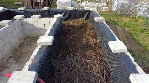 Ukážka stavby vyvýšeného záhona z tehál, vrátane prvého radu a preväzby