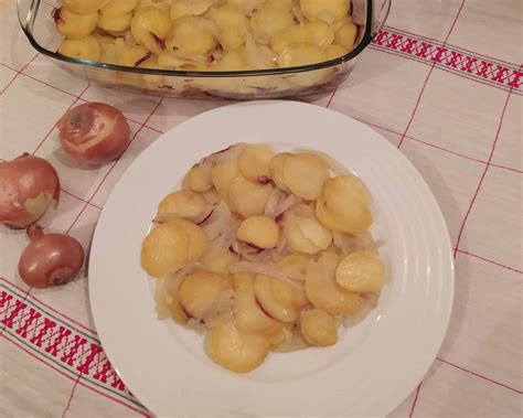 fotografia zavlažovaného záhona s cibuľou
