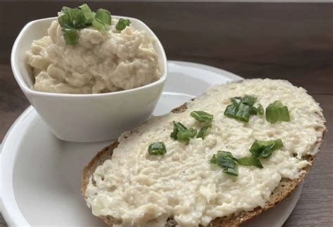 fotografia pripraveného pečeného zeleru s cesnakom