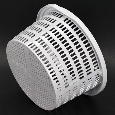 Fotografia filtračného koša v odkvapovej rúre, ktorý zachytáva lístie a hrubé nečistoty