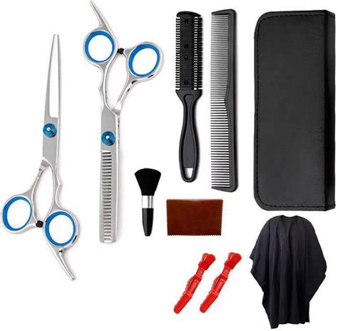 Sada nástrojov na strihanie vlasov doma (ostré kadernícke nožnice, hrebene, sponky, rozprašovač, zrkadlo)